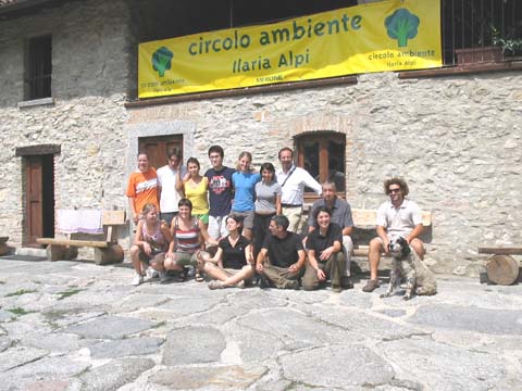 Una foto di gruppo dei volontari