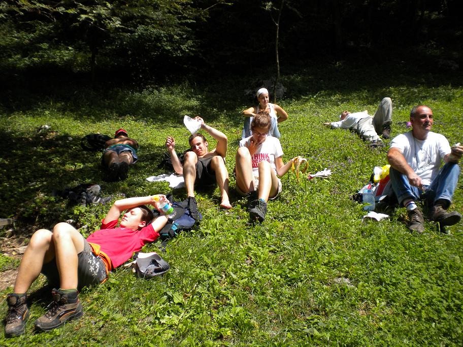 Un momento di relax per i volontari