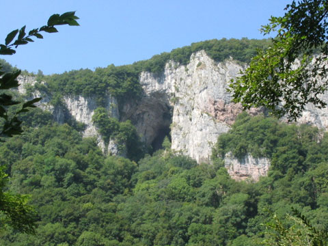 Il Buco del Piombo visto dalla Valle Bova