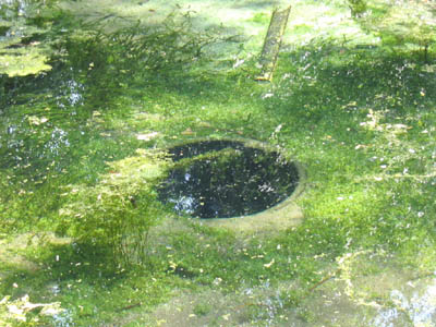 Uno dei cilindri presso la Fontana del Secchione