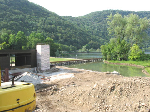 La piscina in costruzione al lido