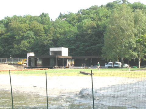 La costruzione con la torre in cemento